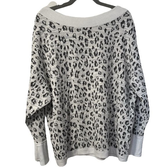 Vince Camuto Animal Print V-Neck Sweater - Picture 5 of 5